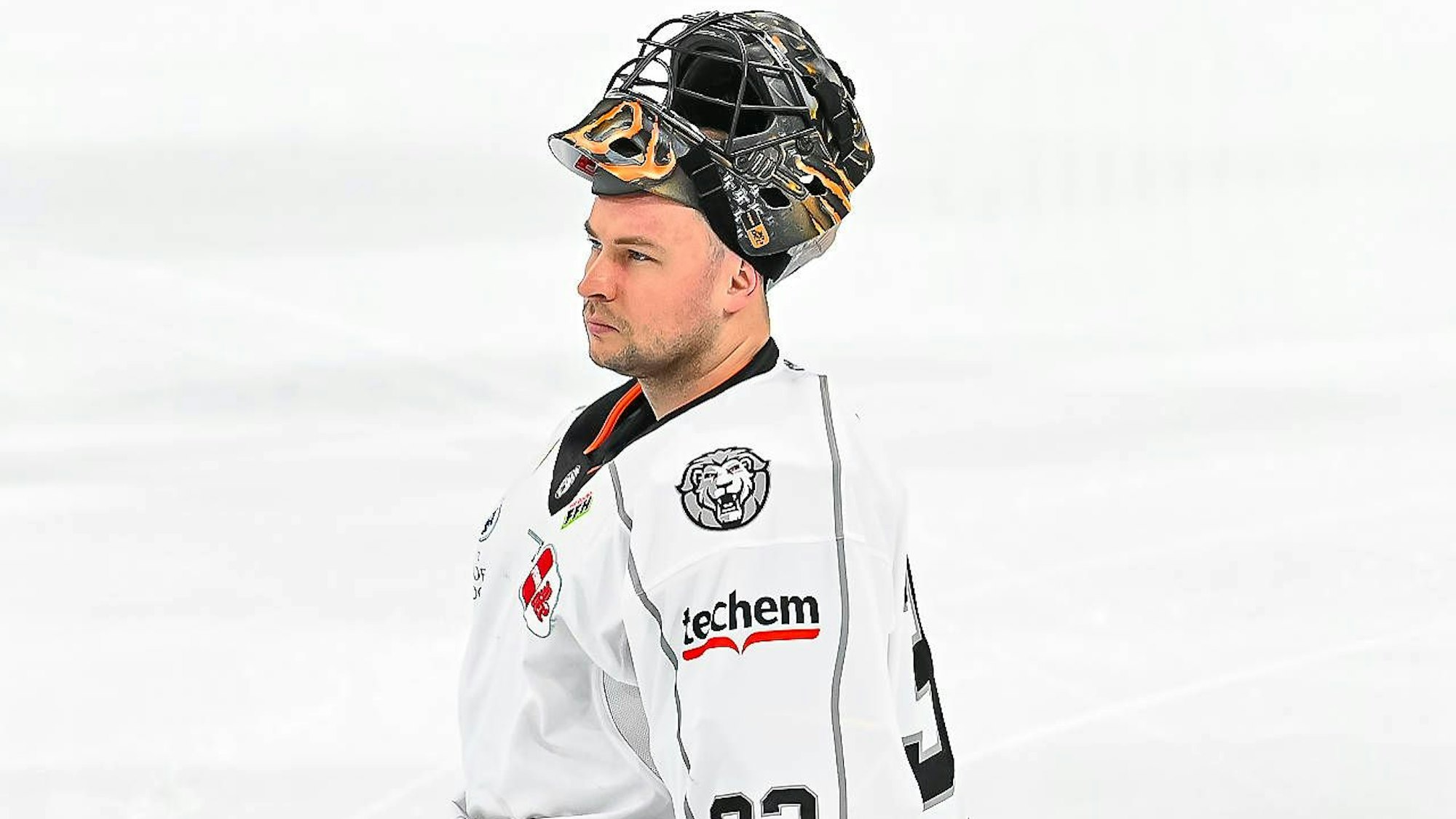 Julius Hudacek steht auf dem Eis.