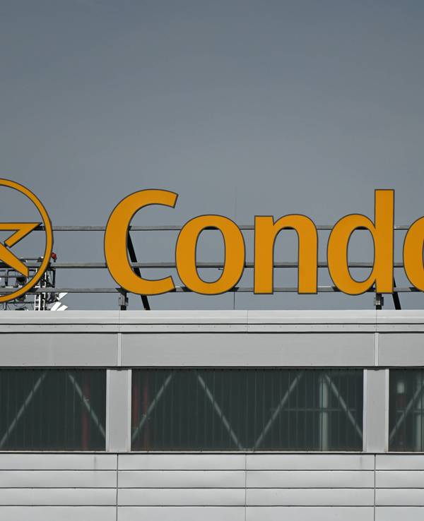 Logo, Schriftzug der deutschen Fluggesellschaft CONDOR auf dem Dach eines Bürogebäude.