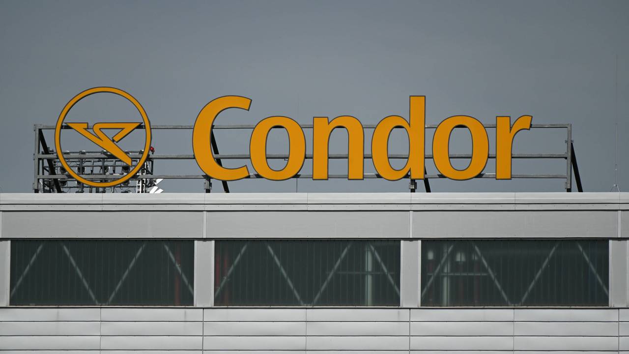 Logo, Schriftzug der deutschen Fluggesellschaft CONDOR auf dem Dach eines Bürogebäude.