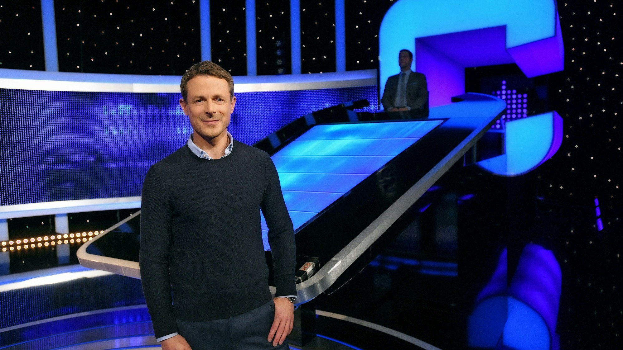 HANDOUT - Moderator Alexander Bommes steht in der Studiokulisse von «Gefragt - Gejagt