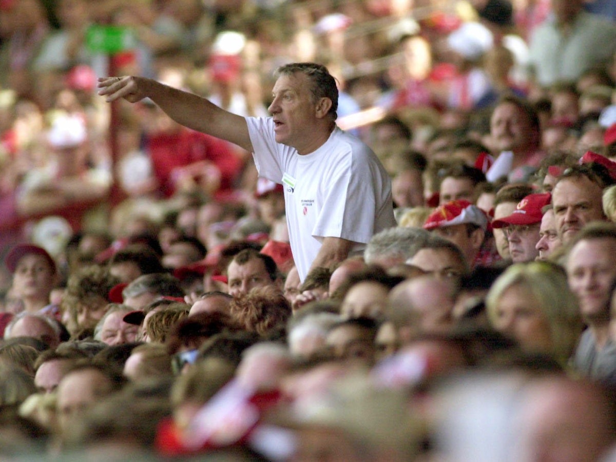 Der Cottbuser Trainer Eduard Geyer dirigiert seine Mannschaft von der Tribüne aus.