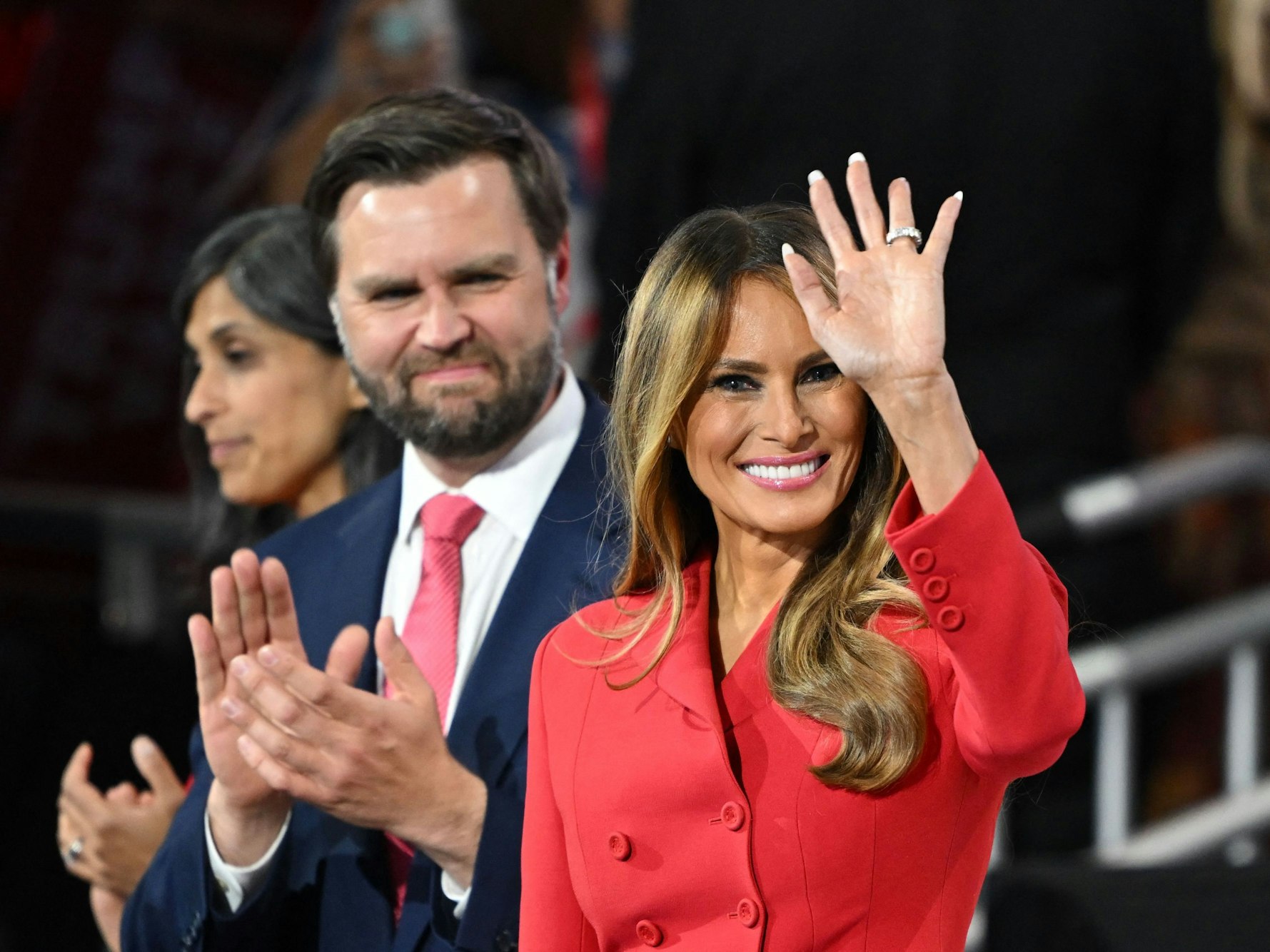 Die ehemalige First Lady der USA und Ehefrau von Donald Trump, Melania Trump (hier im Juli beim Republican National Convention in Milwaukee neben Trumps Vize J.D. Vance) äußerte sich unerwartet deutlich für das Selbstbestimmungsrecht der Frau und gegen die strikten US-Abtreibungsgesetze. Und damit gegen die Linie ihres Mannes.