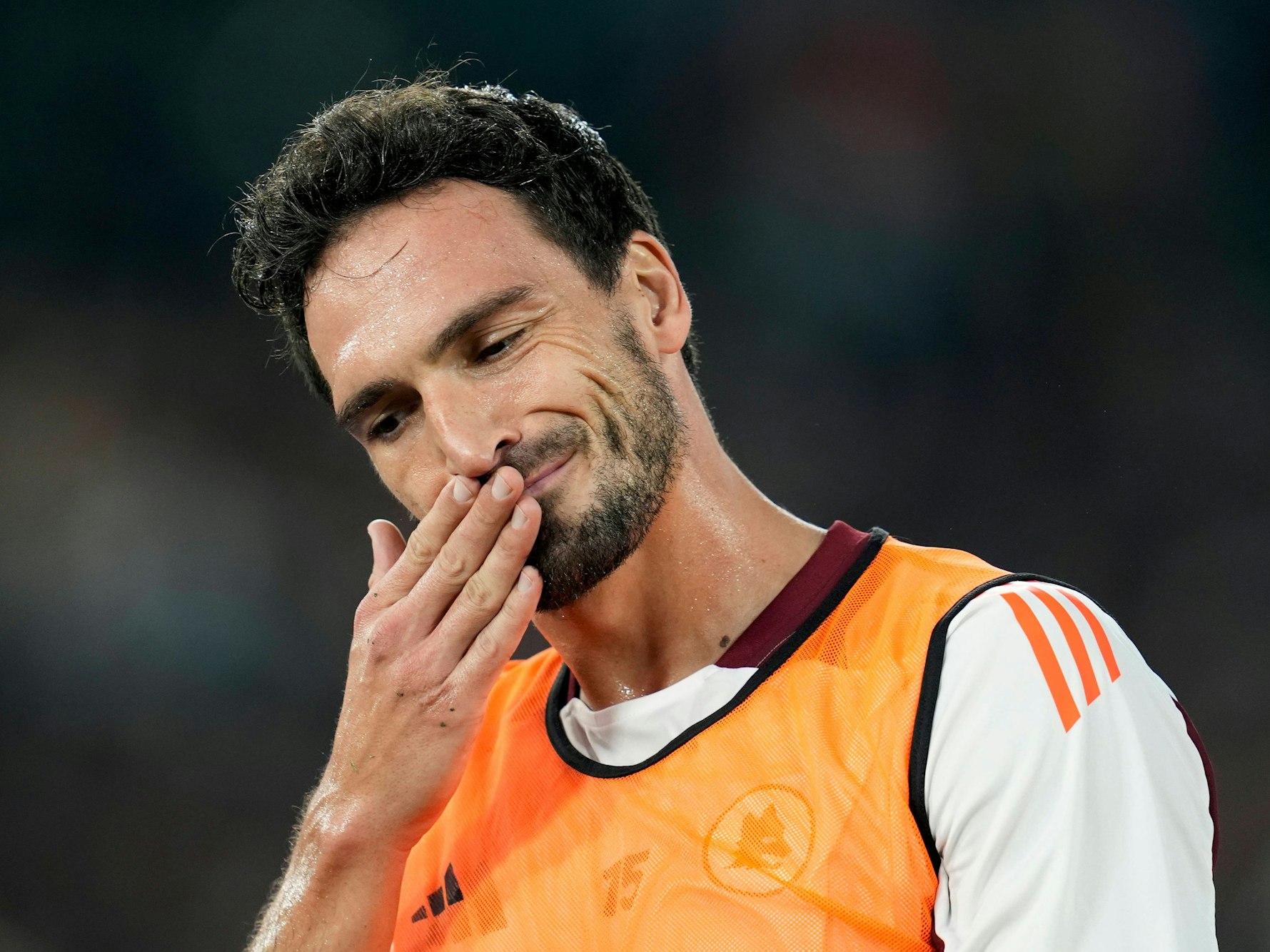 Mats Hummels beim Warmmachen an der Seitenlinie.