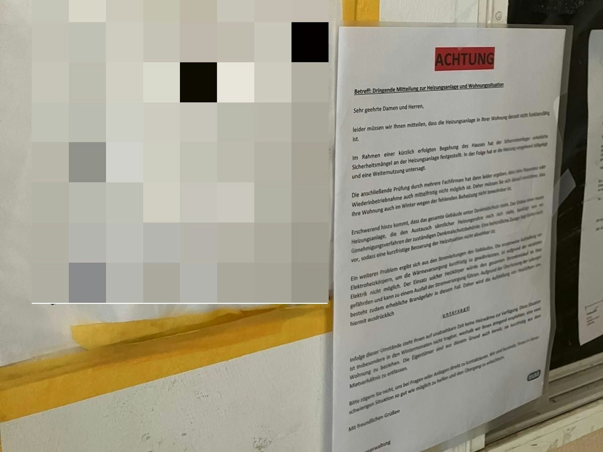 Mehrere Zettel hängen in einem Treppenhaus.