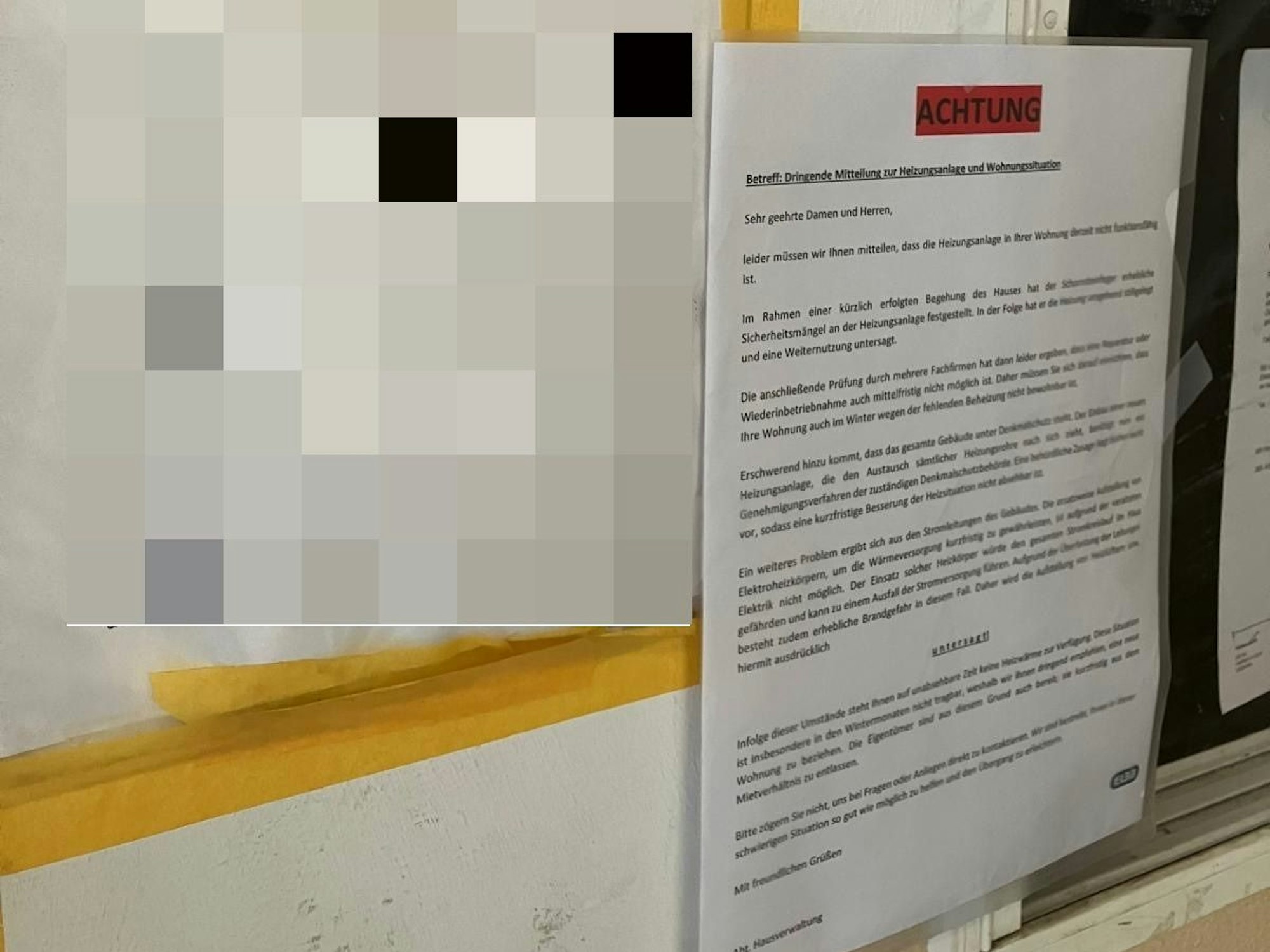 Mehrere Zettel hängen an einer Wand.