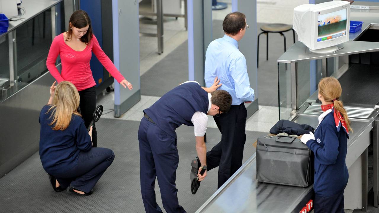 Luftsicherheitsbeauftragte kontrollieren am Freitag (22.01.2010) am Flughafen in München (Oberbayern) die Fluggäste.