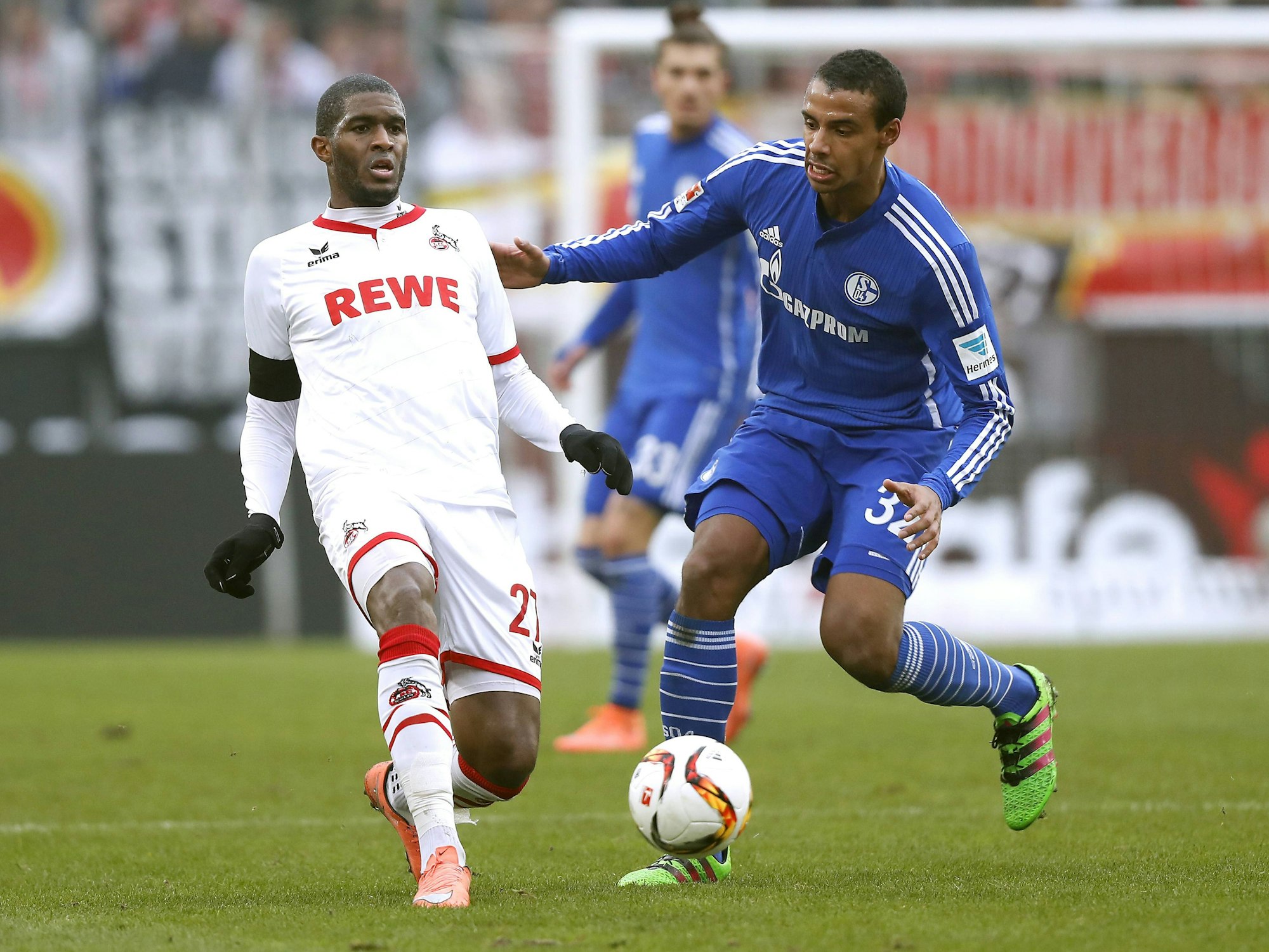 Joel Matip (r.), hier am 5. März 2016 gegen Anthony Modeste, hat eine neue Aufgabe bei einem Landesligisten.