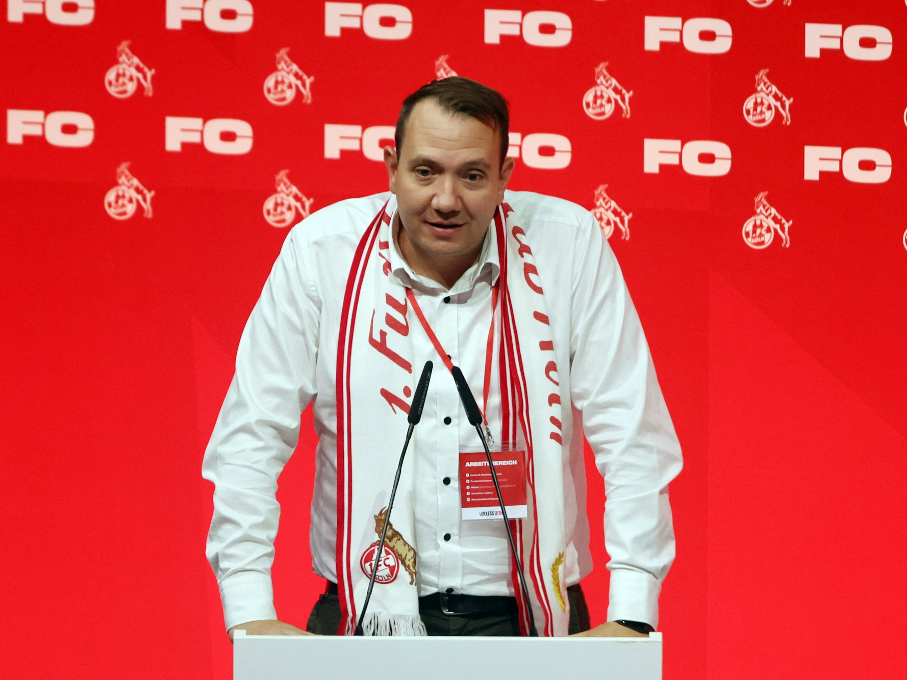 1. FC Köln, Mitgliederversammlung am 24. September 2024: Mitgliederrat Fabian Schwab spricht am Rednerpult.