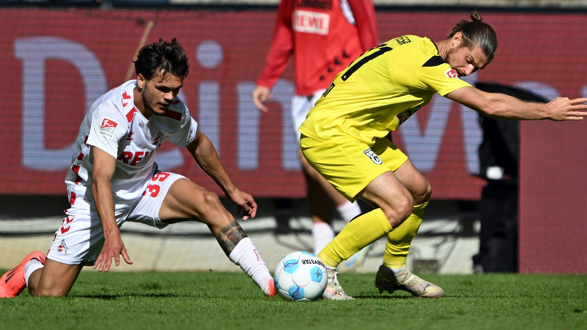 Rhein-Energie-Stadion, Kölns Max Finkgräfe (l) und Ulms Dennis Chessa.