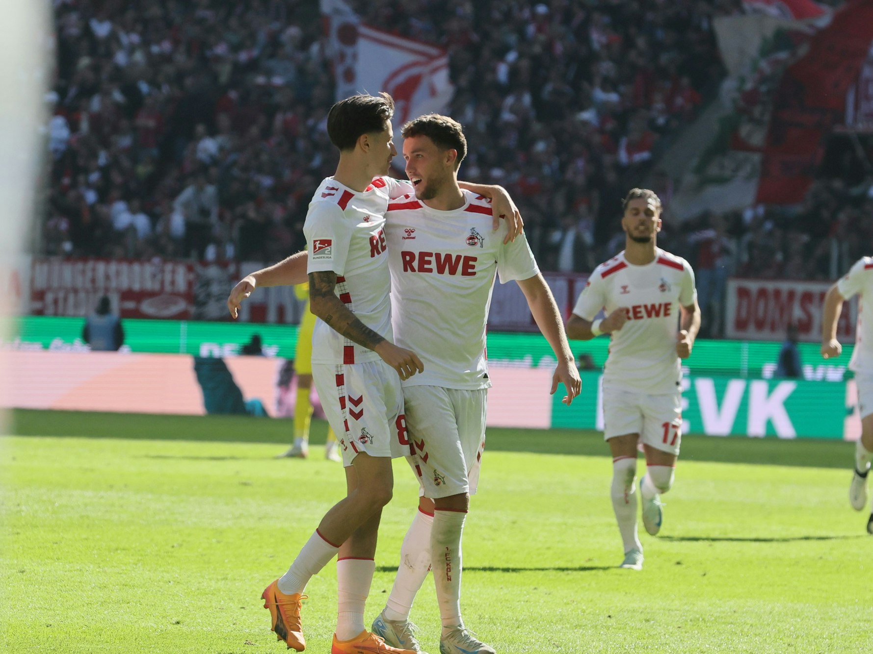 Luca Waldschmidt und Denis Huseinbasic bejubeln den Treffer zum 2:0 gegen den SSV Ulm am Samstag (5. Oktober 2024).