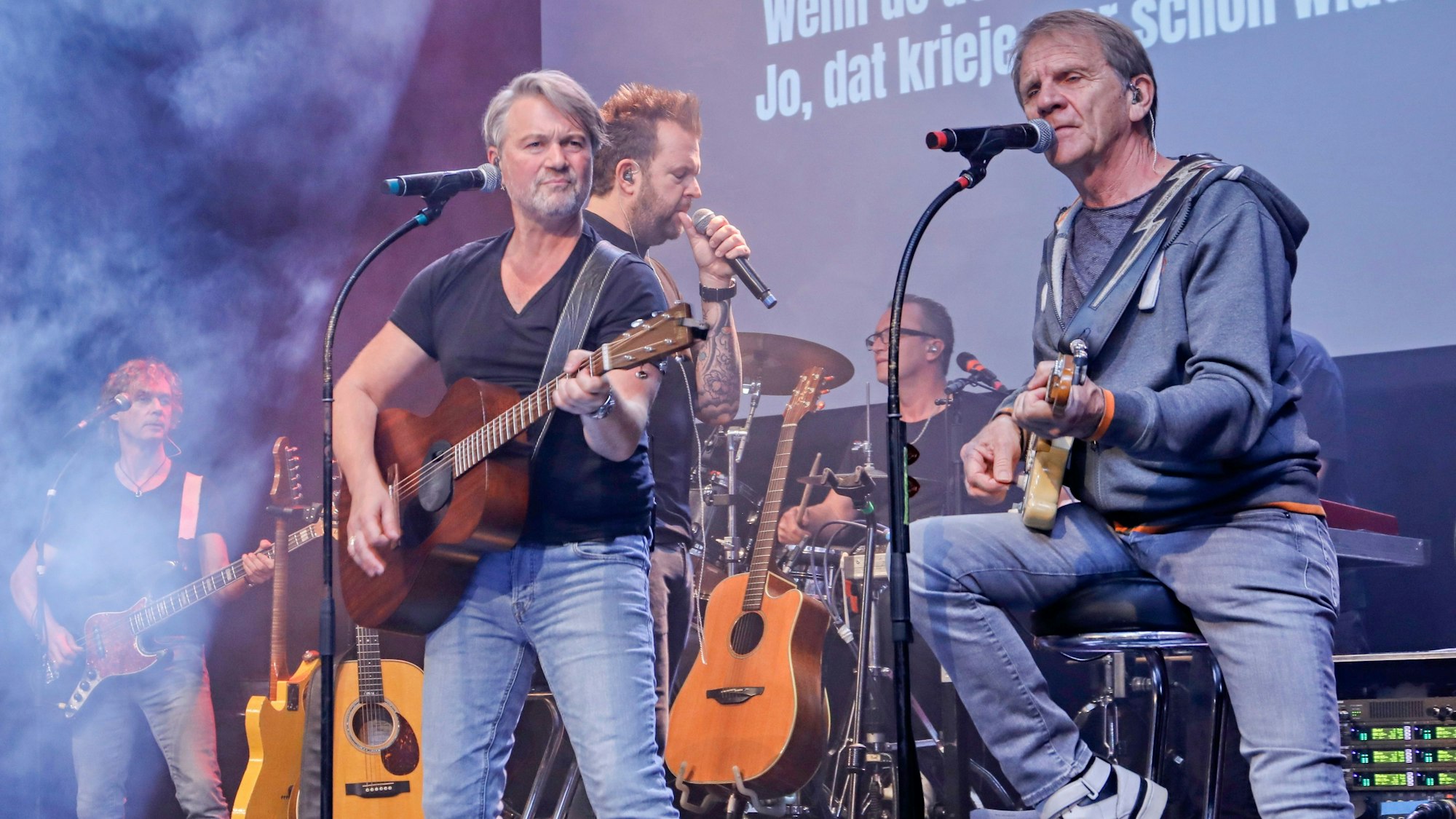 Alexander Klaus auf der Bühne der Paveier.