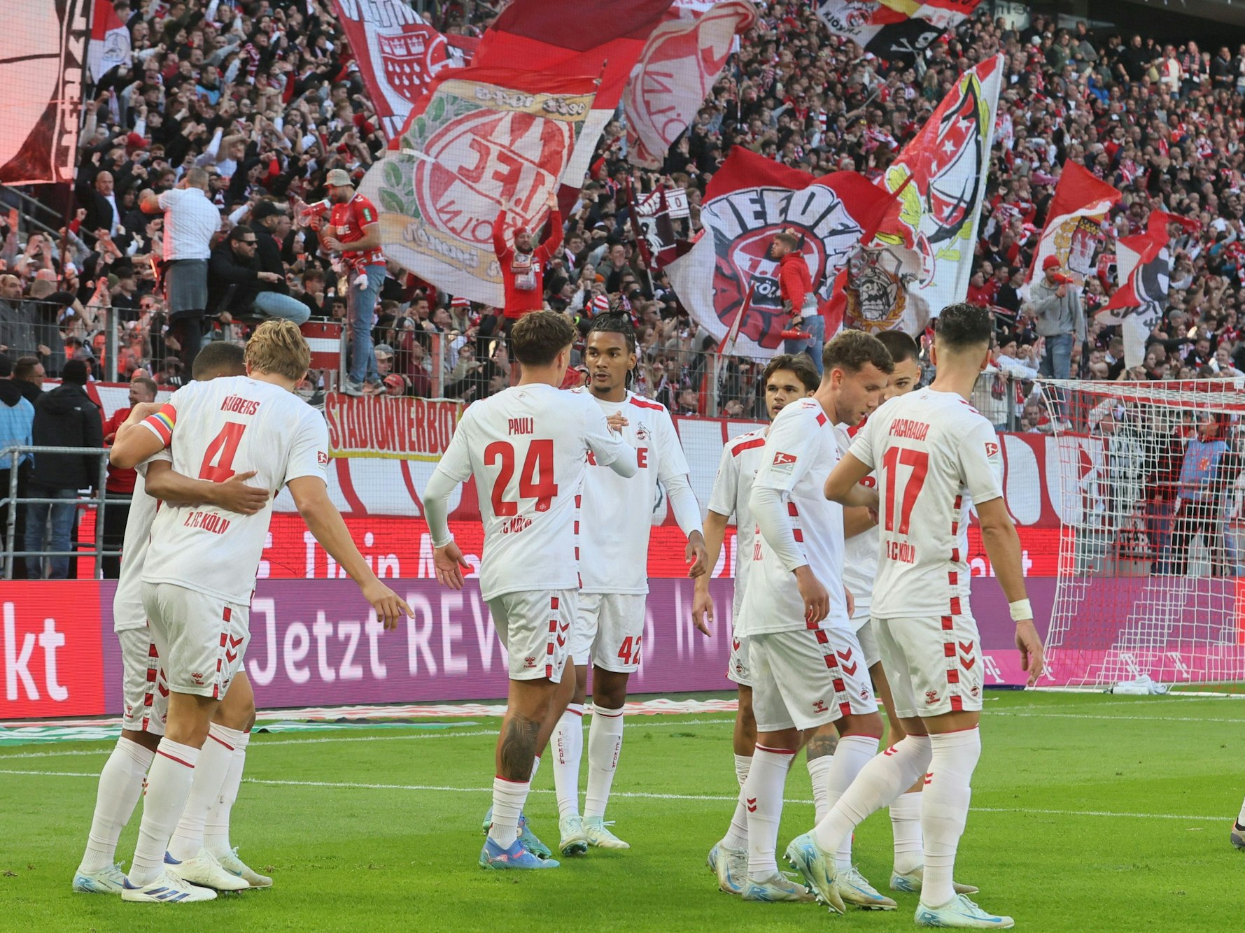 Timo Hübers (1. FC Köln) feiert nach dem Tor zum 1:0 mit den Kollegen.