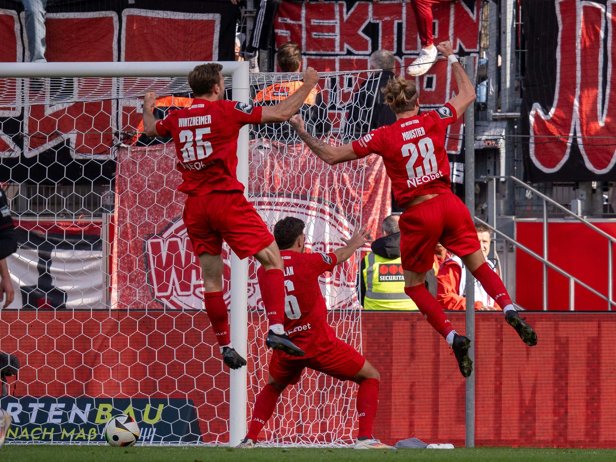 Ahmet Arslan bejubelt seinen Treffer.