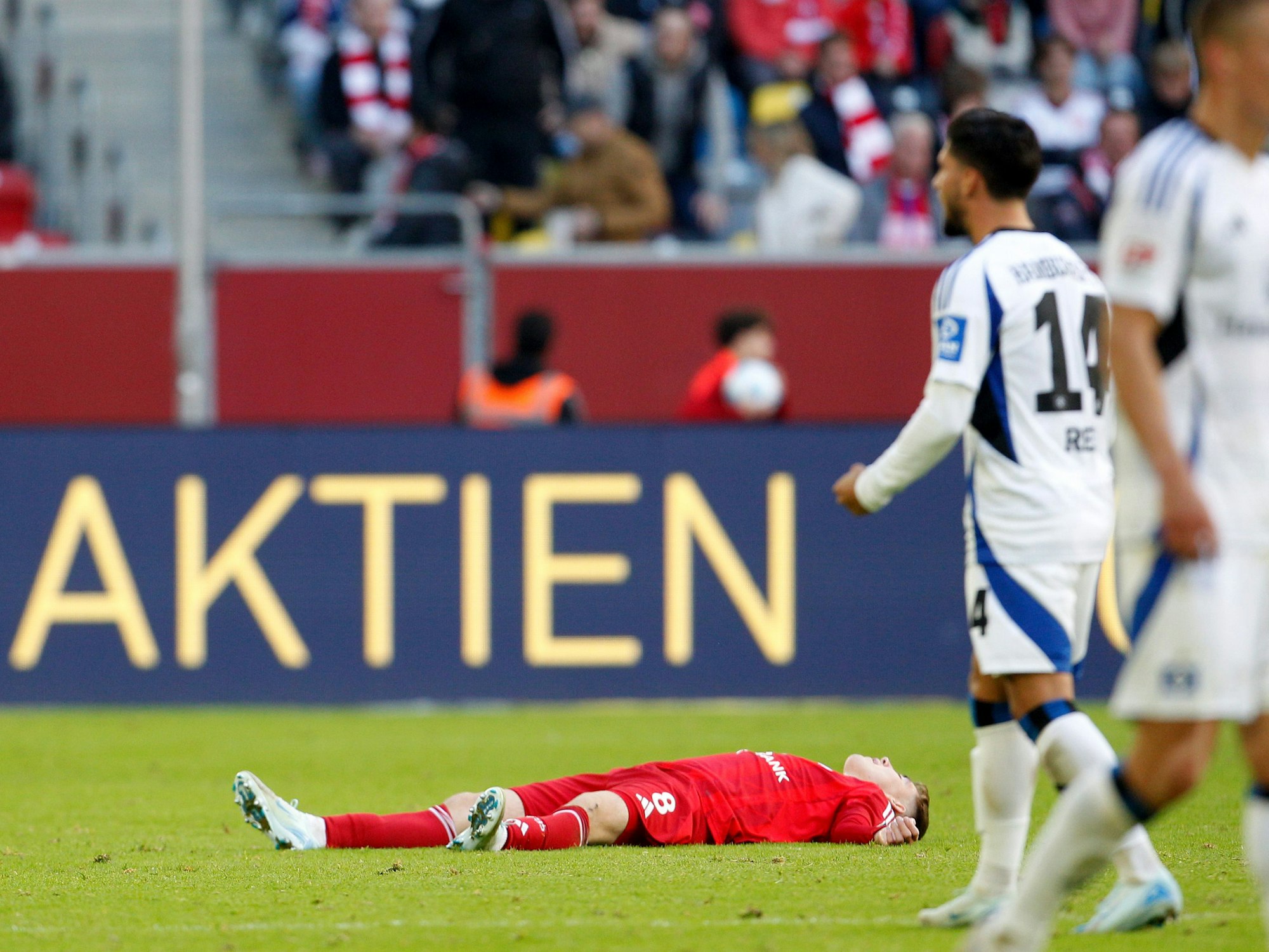 Der Düsseldorfer Isak Johannesson liegt nach dem Schlusspfiff am Boden.