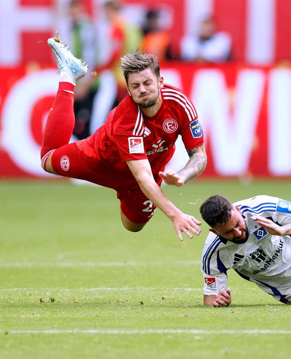 Dawid Kownacki wird von Marco Richter rasiert.