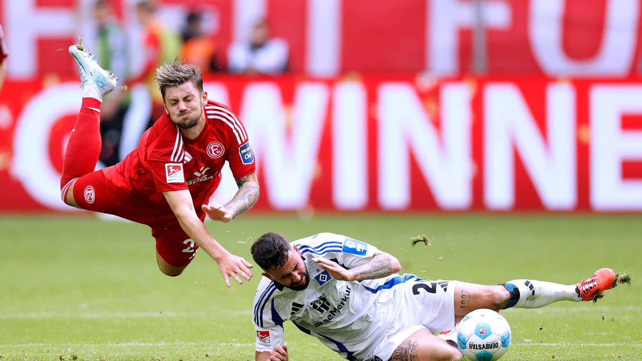 Dawid Kownacki wird von Marco Richter rasiert.