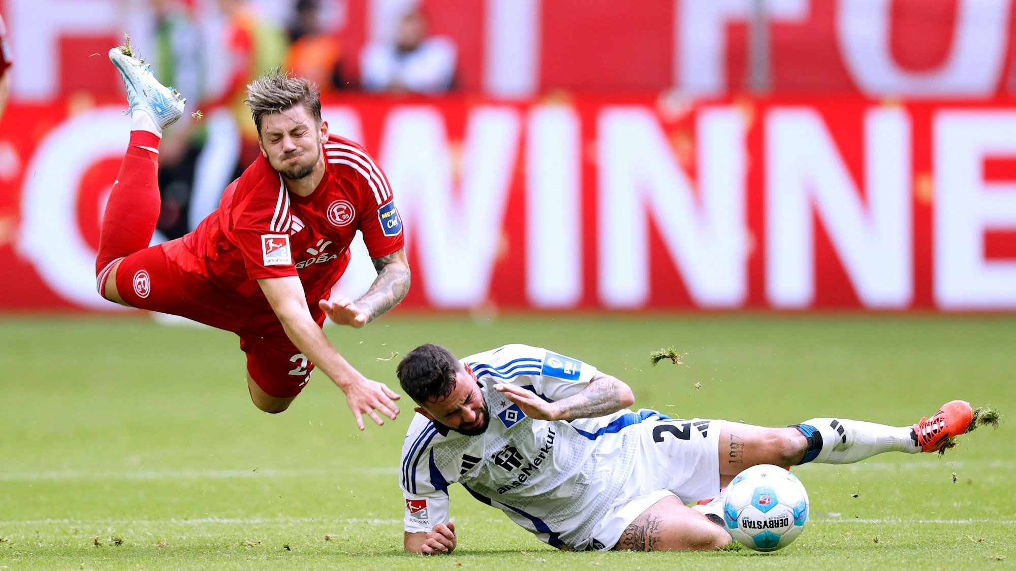 Dawid Kownacki wird von Marco Richter rasiert.