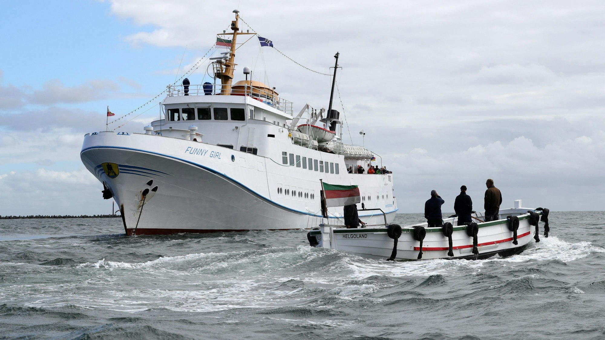 Ein Fahrgastschiff mit Dutzenden Menschen an Bord treibt auf dem Rückweg antriebslos auf der Nordsee. Das Archivbild (2016) zeigt ein Börteboot vor Helgoland auf dem Weg zu dem Fahrgastschiff ‚Funny Girl‘.