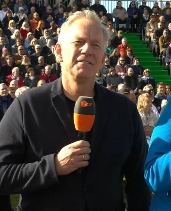Andrea Kiewel und Johannes B. Kerner stehen zusammen im ZDF-Fernsehgarten am 6. Oktober 2024.
