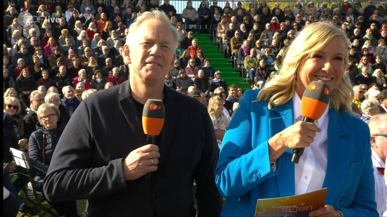 Andrea Kiewel und Johannes B. Kerner stehen zusammen im ZDF-Fernsehgarten am 6. Oktober 2024.