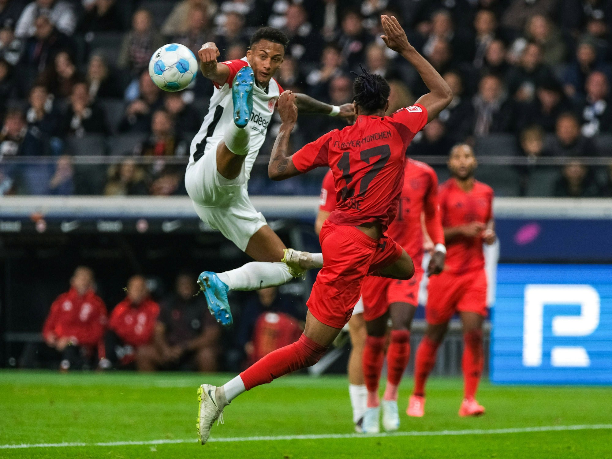 Der Frankfurter Tuta und der Münchener Michael Olise im Duell.