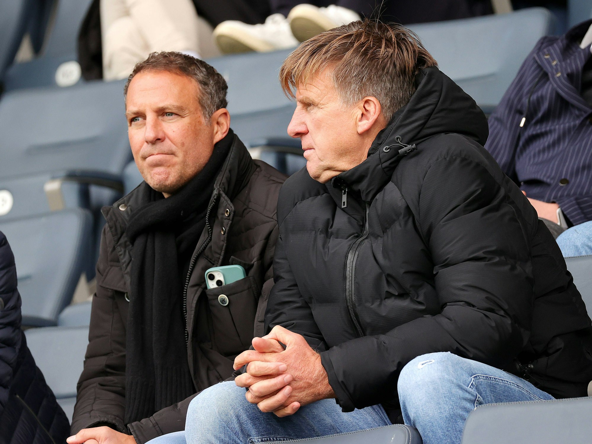 Marc Kienle und Alfons Higl sietzen auf der Tribüne.