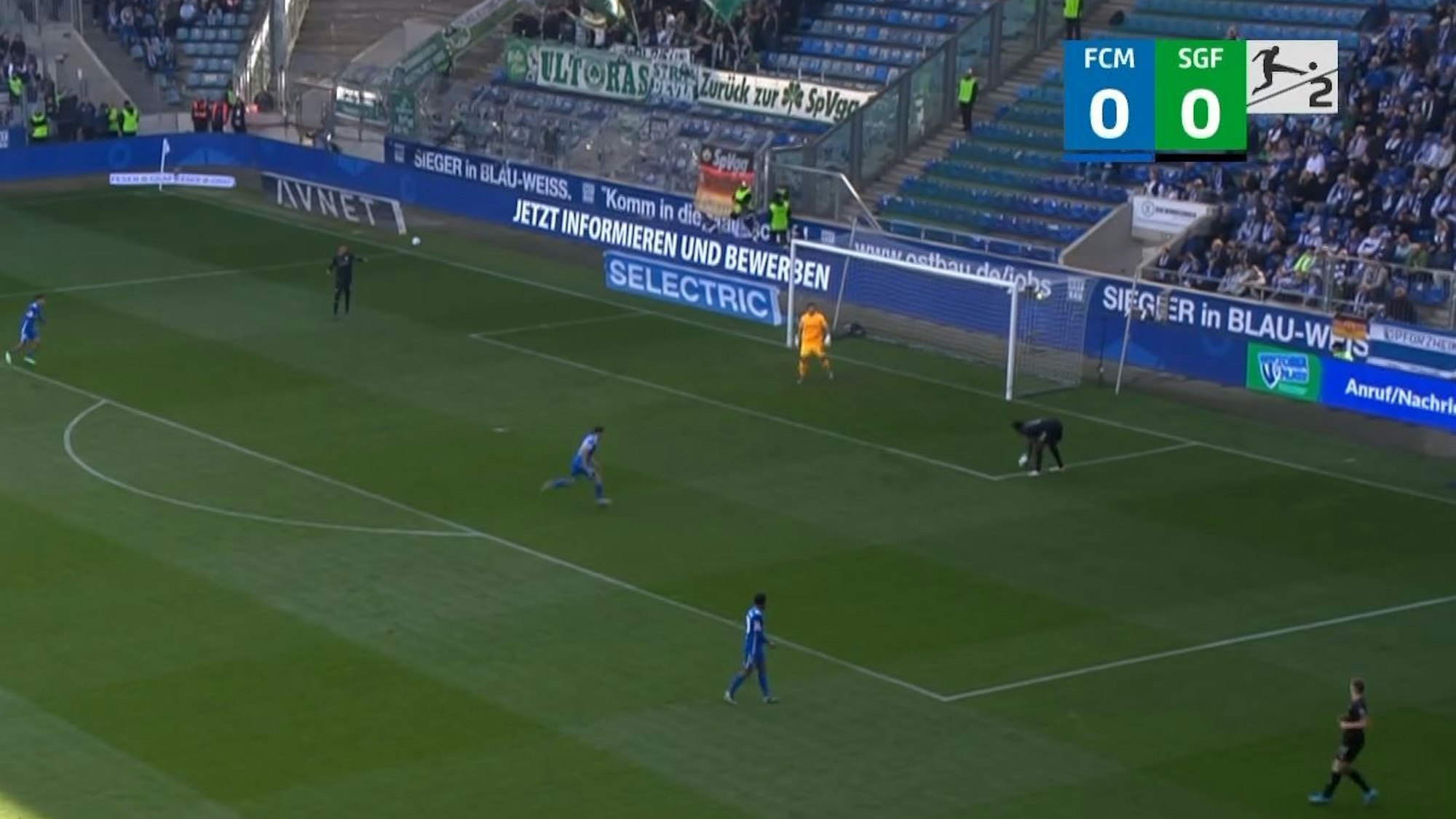 Gideon Jung nahm den Ball im Strafraum einfach mit den Händen auf.