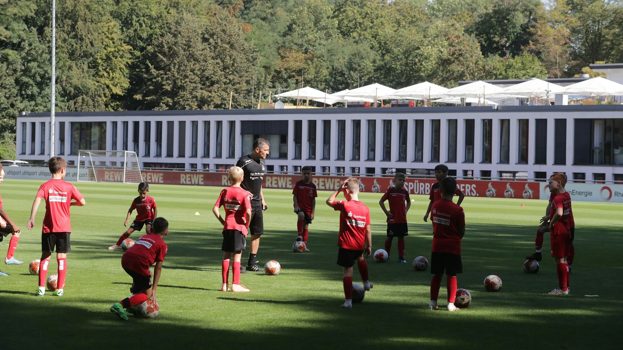 Die U10 (1. FC Köln) benutzt den Trainingsplatz 1 der Profis im Jahr 2020.