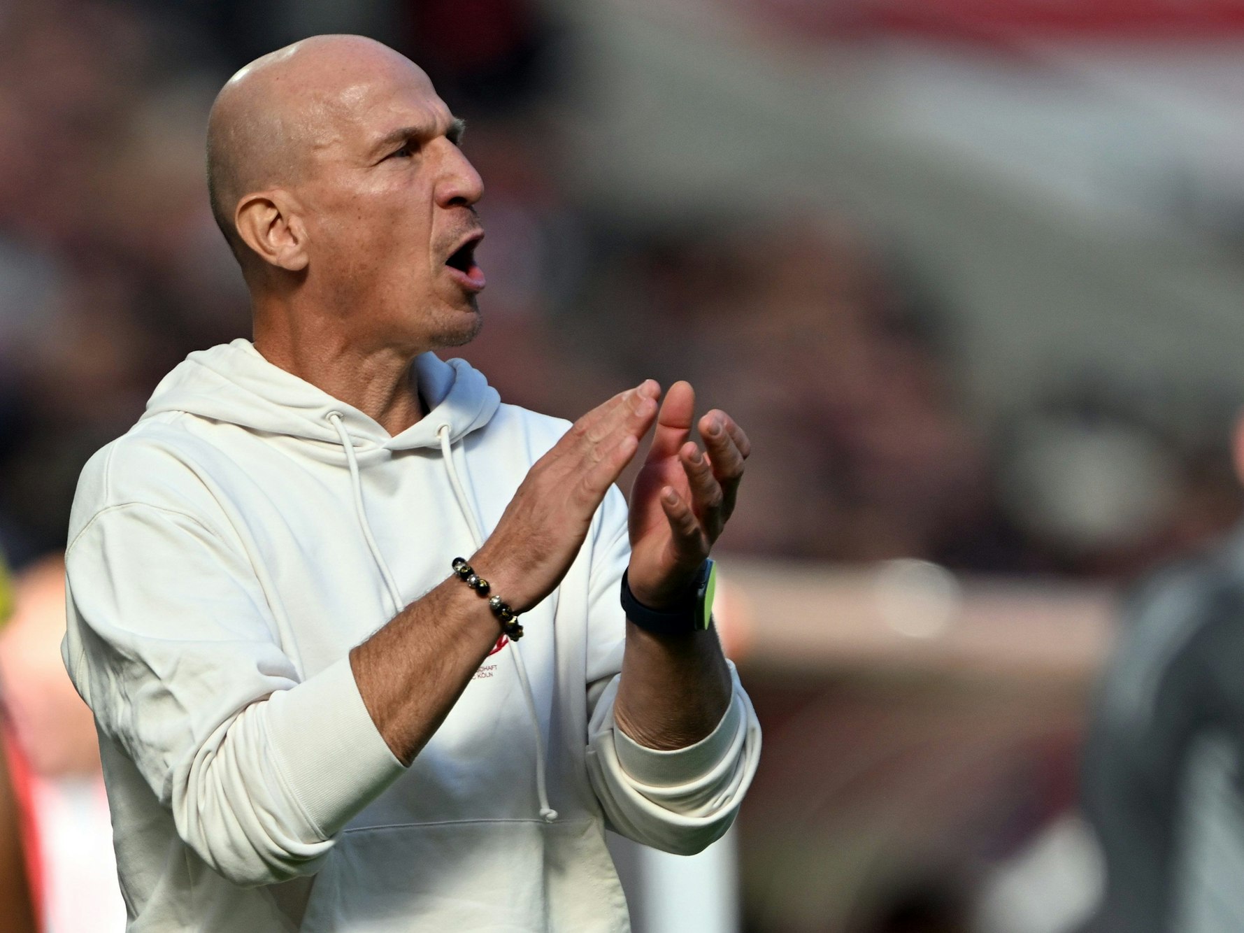 Kölns Trainer Gerhard Struber gibt Anweisungen an der Seitenlinie.