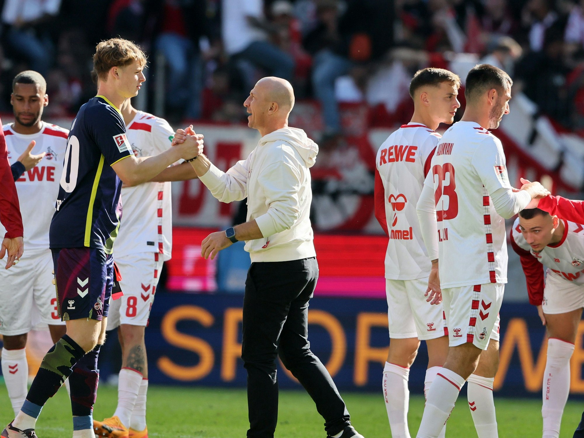 Torhüter Jonas Urbig und Gerhard Struber (1. FC Köln) nach dem Sieg gegen Ulm.