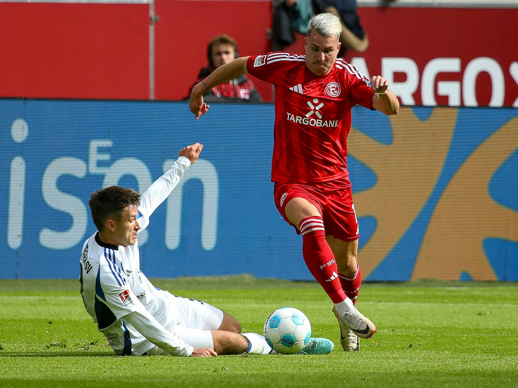 Felix Klaus im Duell um den Ball mit Jonas Meffert.