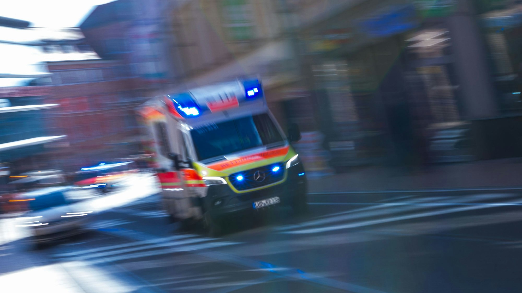Ein Rettungsfahrzeug ist mit Blaulicht auf einer Straße unterwegs. Die Aufnahme dient als Symbolfoto.