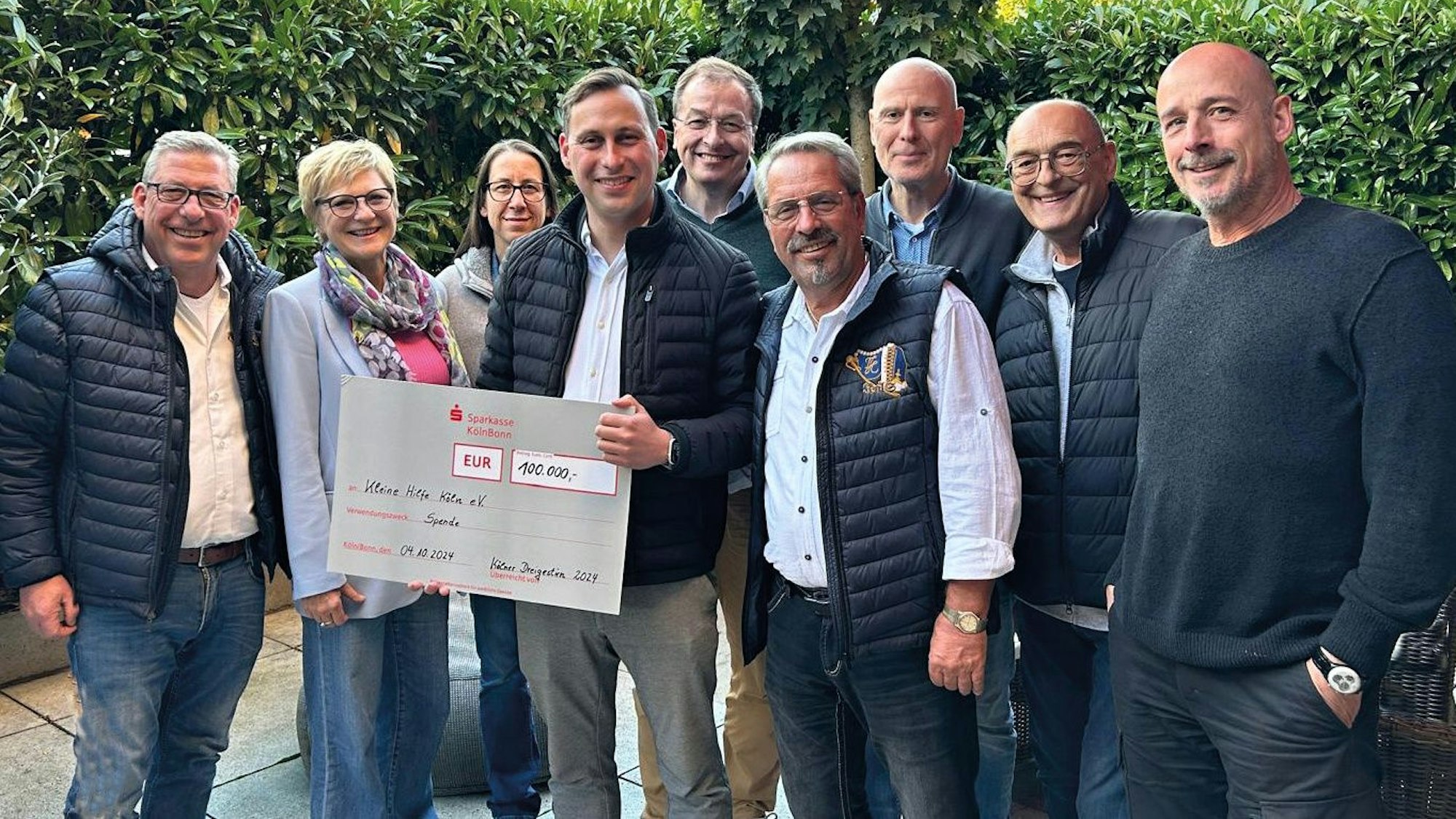 Kölns Ex-Dreigestirn bei der Scheck-Übergabe.