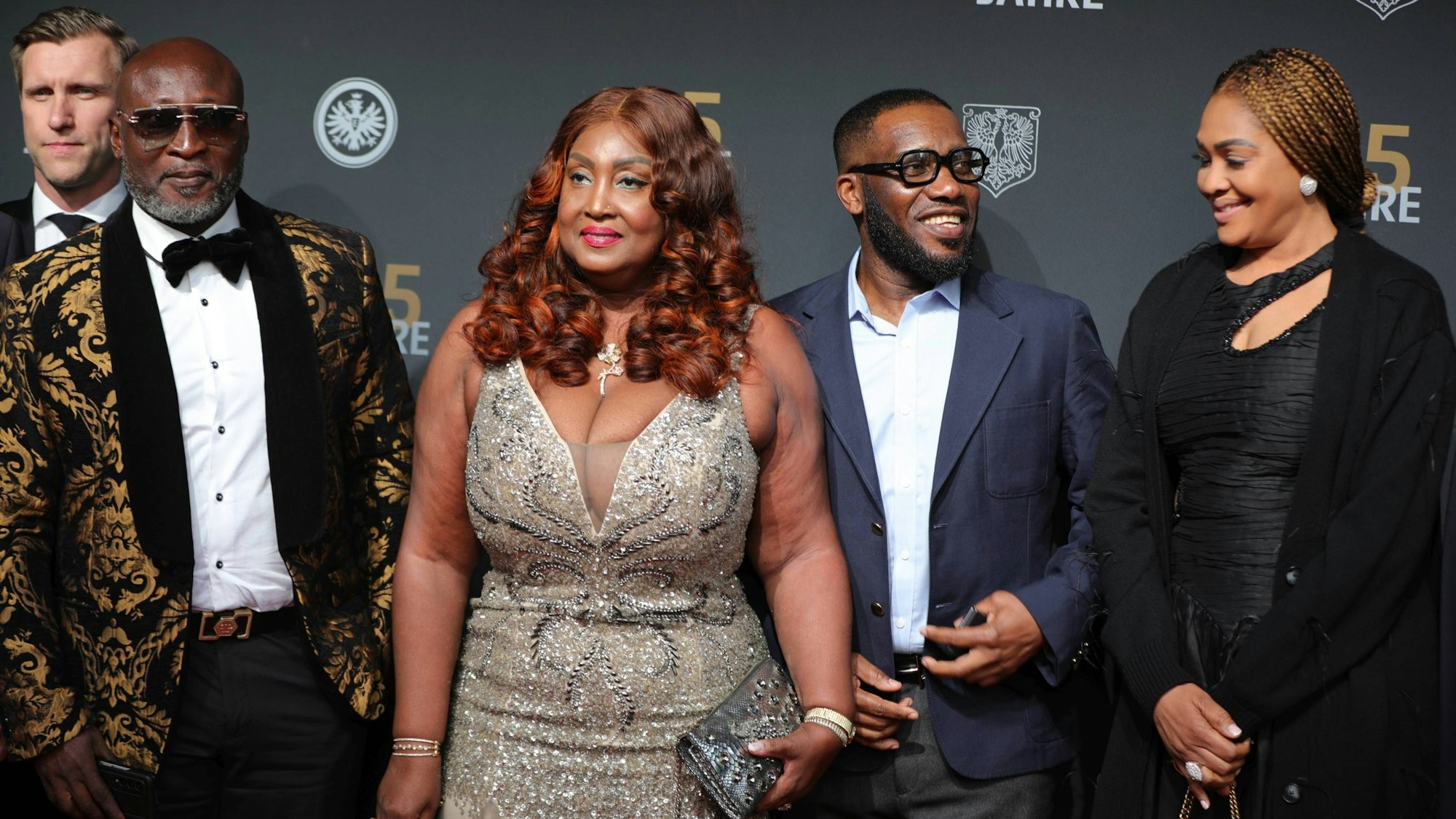 Anthony Yeboah (l., mit Ehefrau Tarsha) und sein früherer Sturmpartner Jay-Jay Okocha (mit Ehefrau Nkechi) bei der 125-Jahr-Feier von Eintracht Frankfurt.