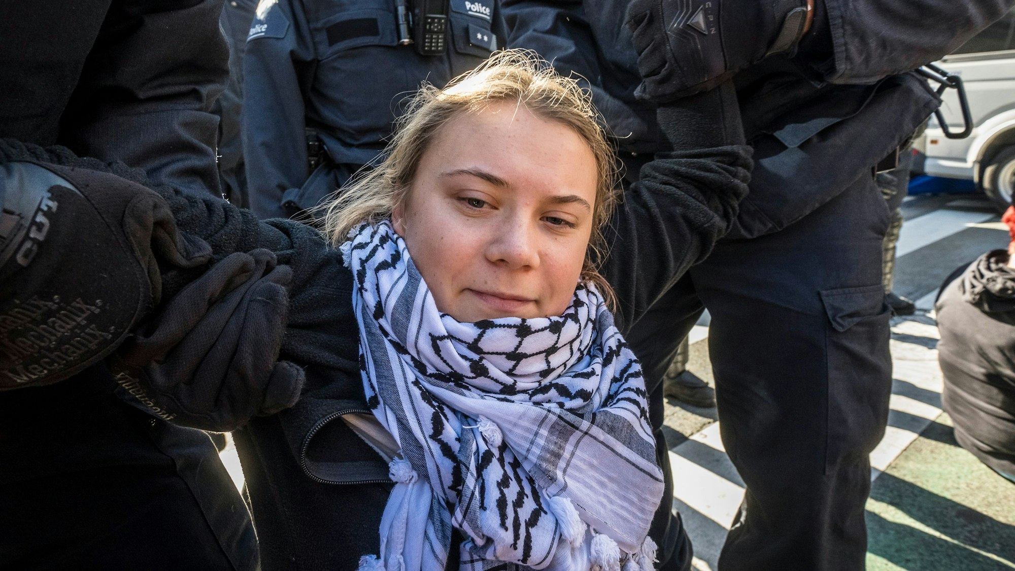 Die schwedische Aktivistin Greta Thunberg blockiert mit anderen Aktivisten eine Straße im Stadtzentrum. Der von United for Climate Justice organisierte Protest forderte ein sofortiges Ende der EU-Subventionen für fossile Brennstoffe. Thunberg und dutzende andere Protestierende sind bei der Sitzblockade festgenommen worden. +++ dpa-Bildfunk +++