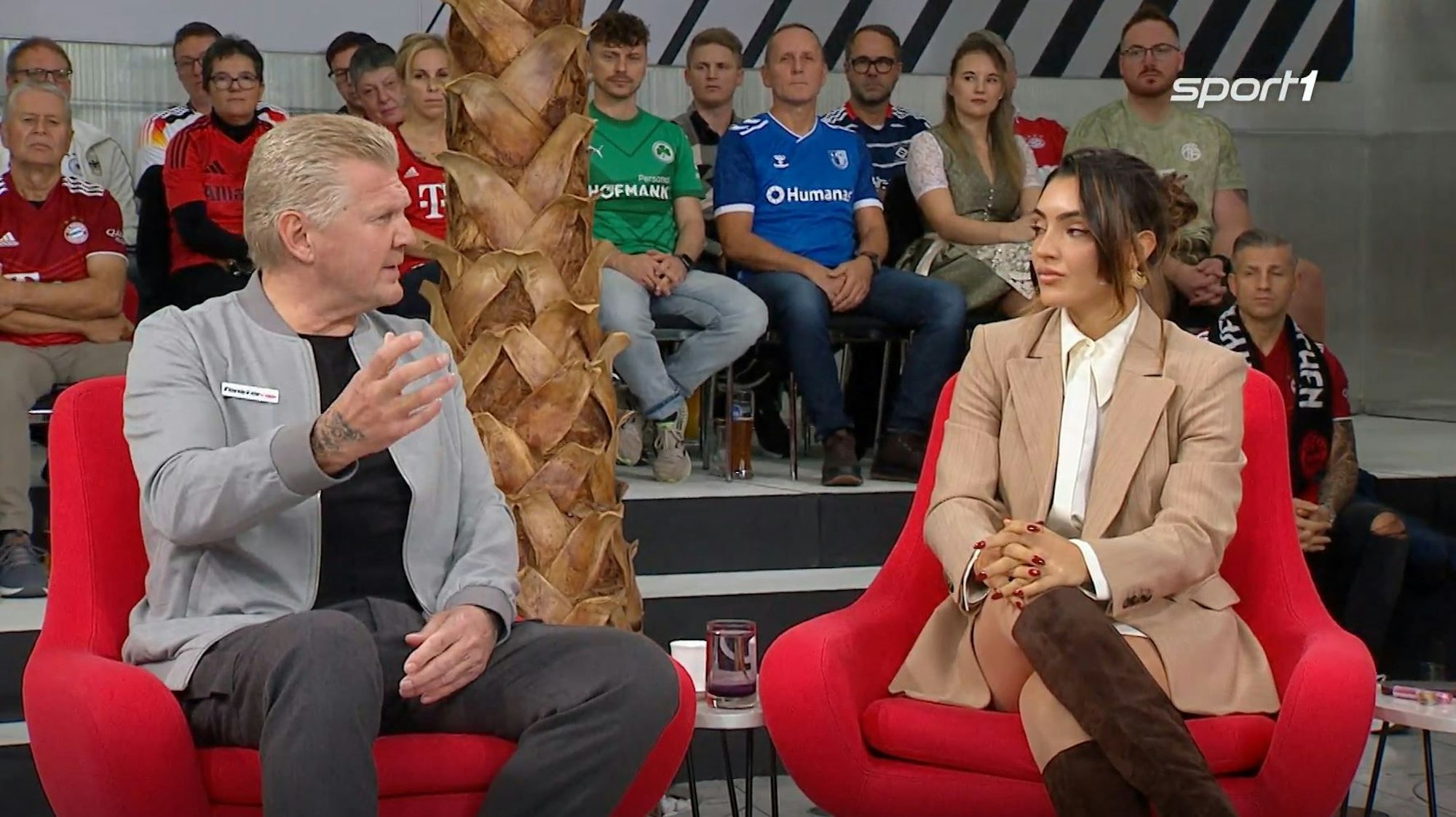 Stefan Effenberg und Valentina Maceri diskutieren.