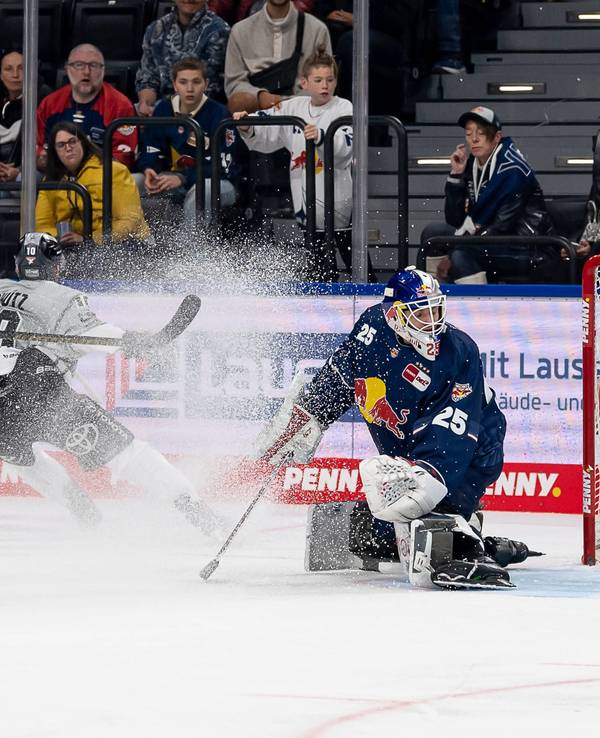 Justin Schütz trifft an München-Torhüter Simon Wolf vorbei zum 1:0 für die Haie und markierte damit den Auftakt des Torfestivals.