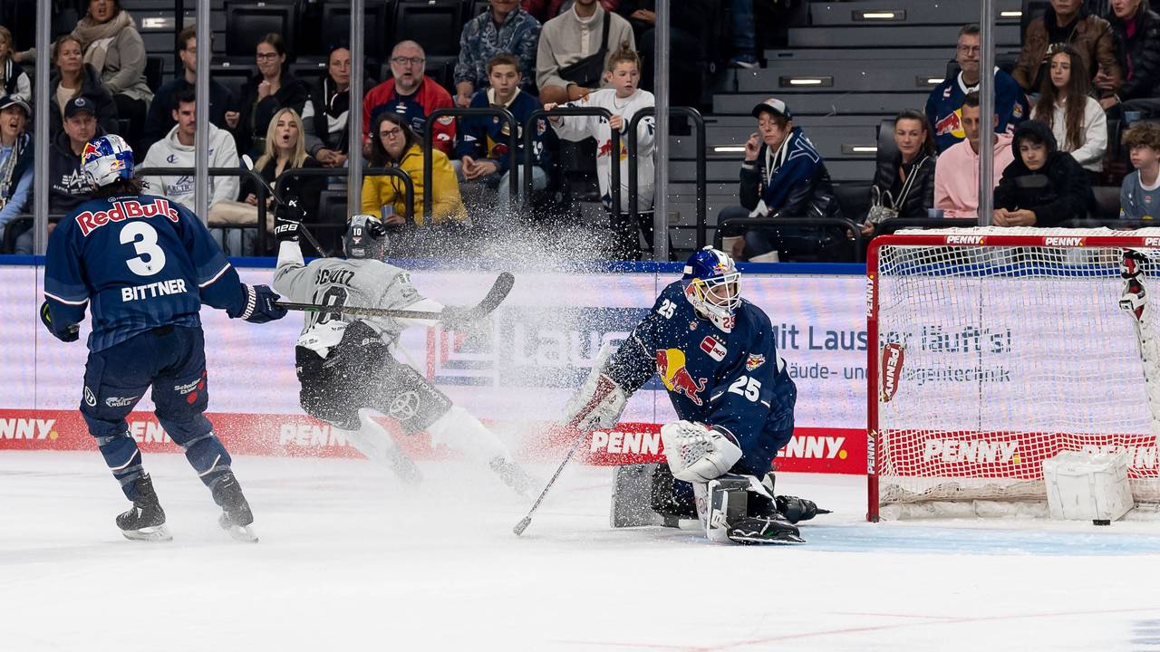 Justin Schütz trifft an München-Torhüter Simon Wolf vorbei zum 1:0 für die Haie und markierte damit den Auftakt des Torfestivals.