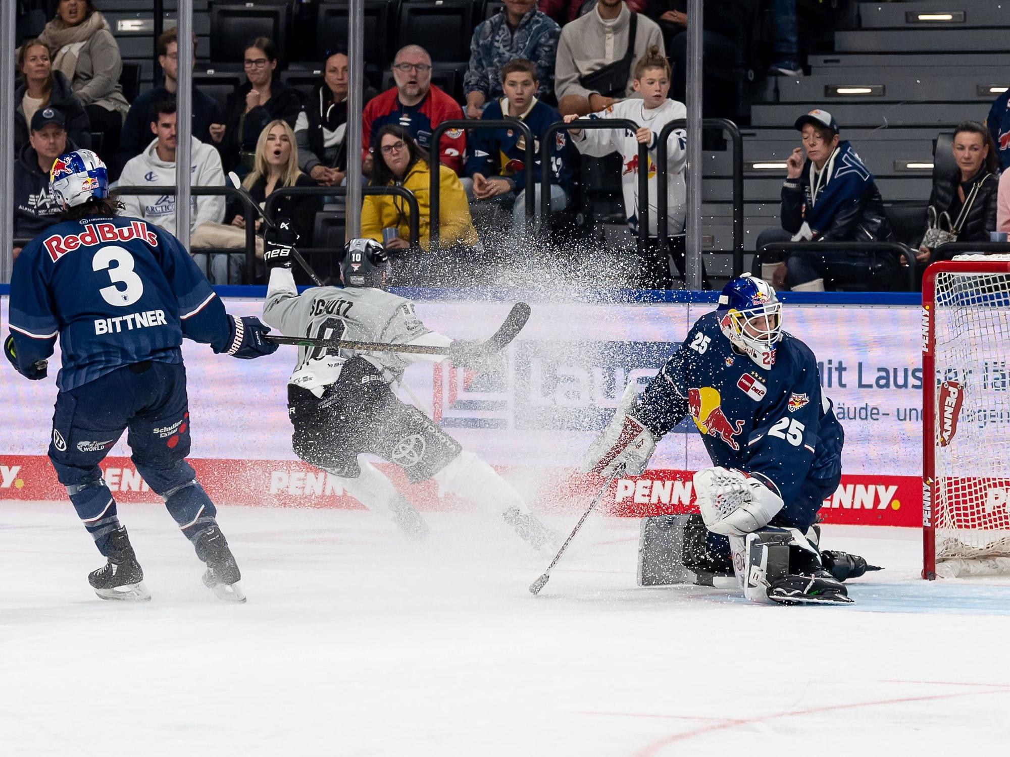 Justin Schütz trifft an München-Torhüter Simon Wolf vorbei zum 1:0 für die Haie und markierte damit den Auftakt des Torfestivals.