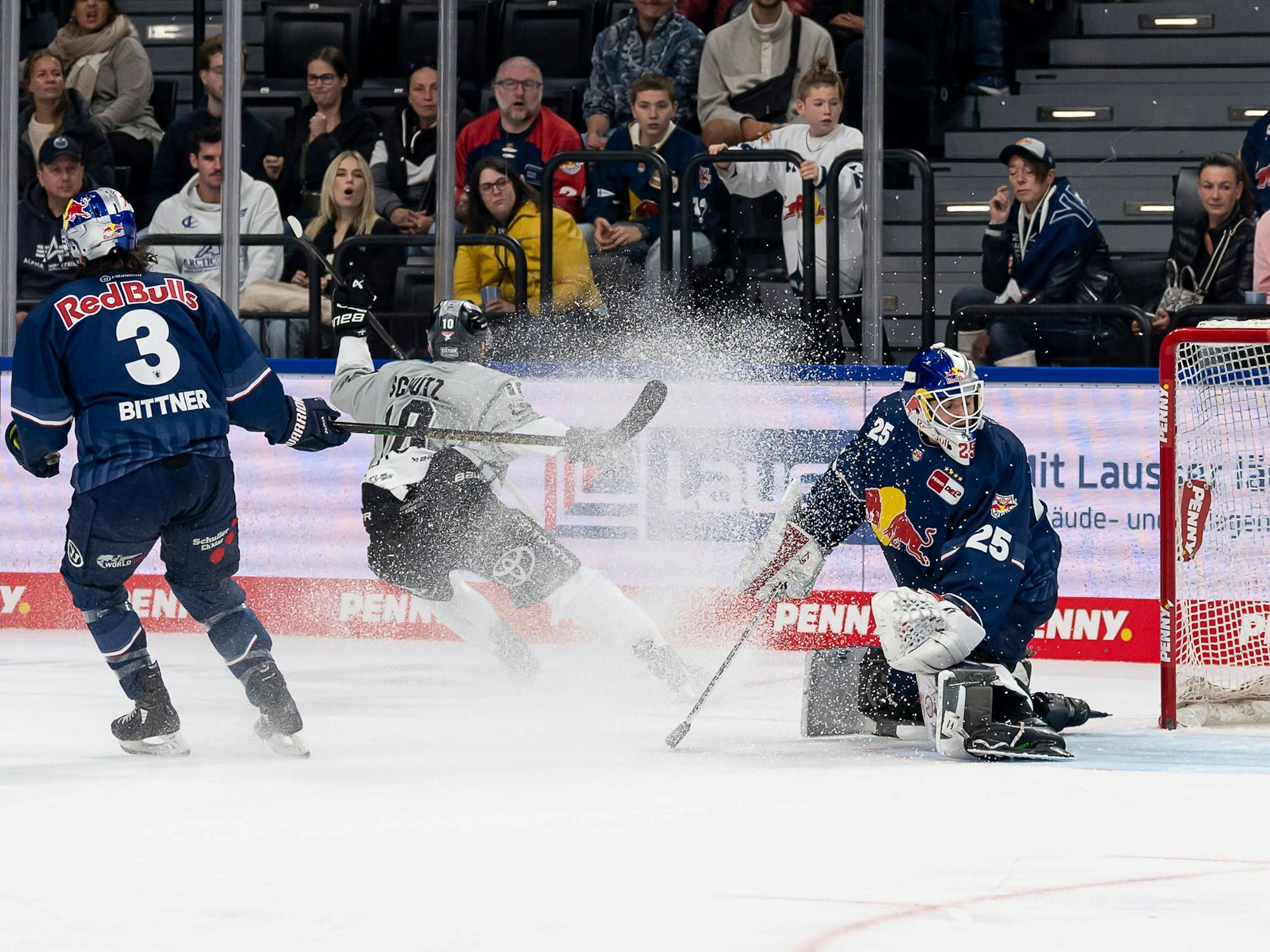 Justin Schütz trifft an München-Torhüter Simon Wolf vorbei zum 1:0 für die Haie und markierte damit den Auftakt des Torfestivals.