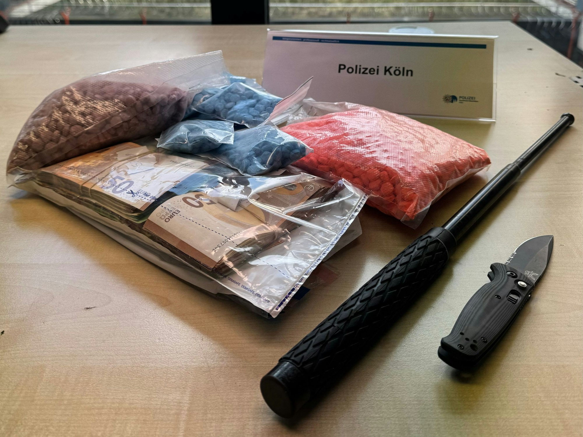 Nach der Durchsuchung der Drogen-Wohnung in Köln: Dort fand die Polizei unter anderem 30.000 Euro Bargeld.