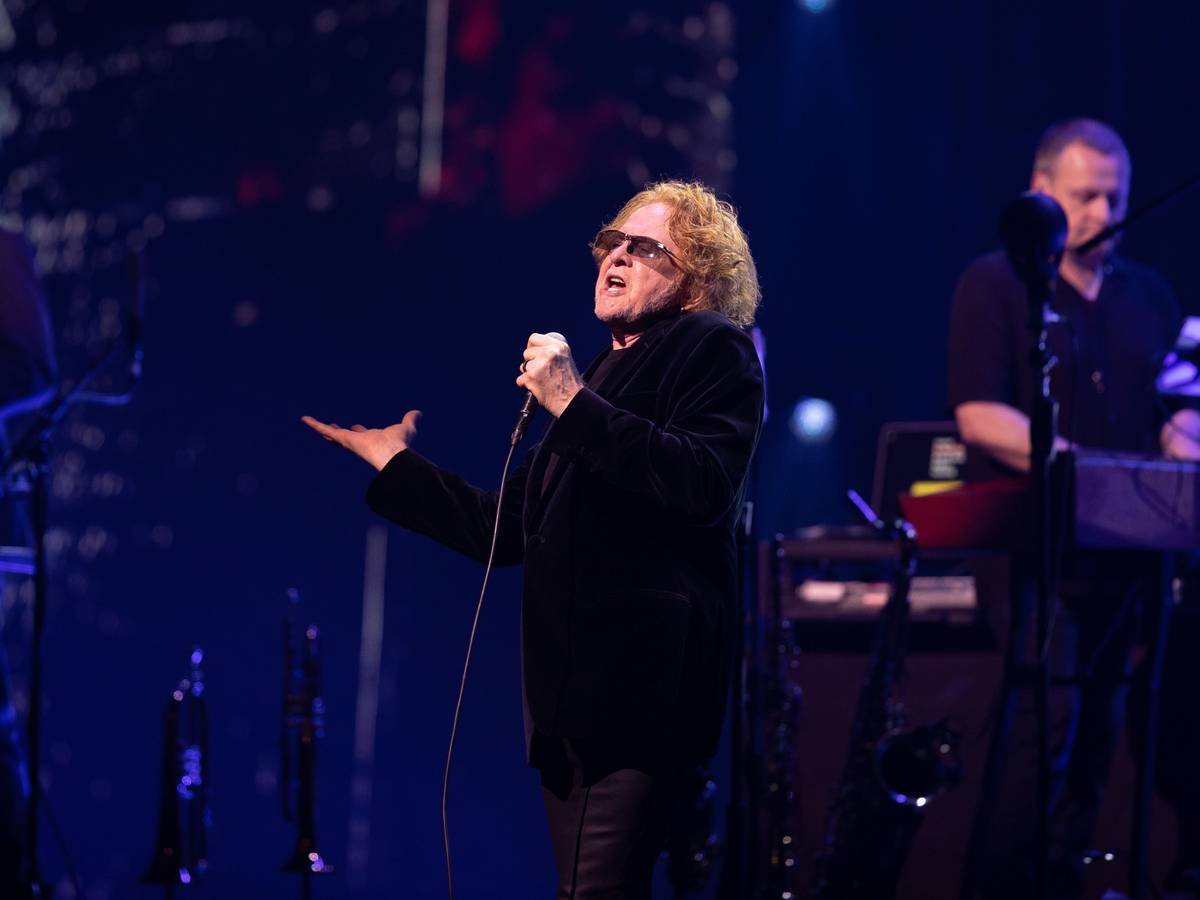 Mick Hucknall von Simply Red auf der Bühne.
