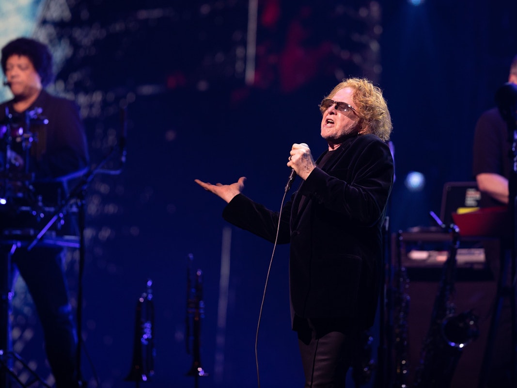 Mick Hucknall von Simply Red auf der Bühne.