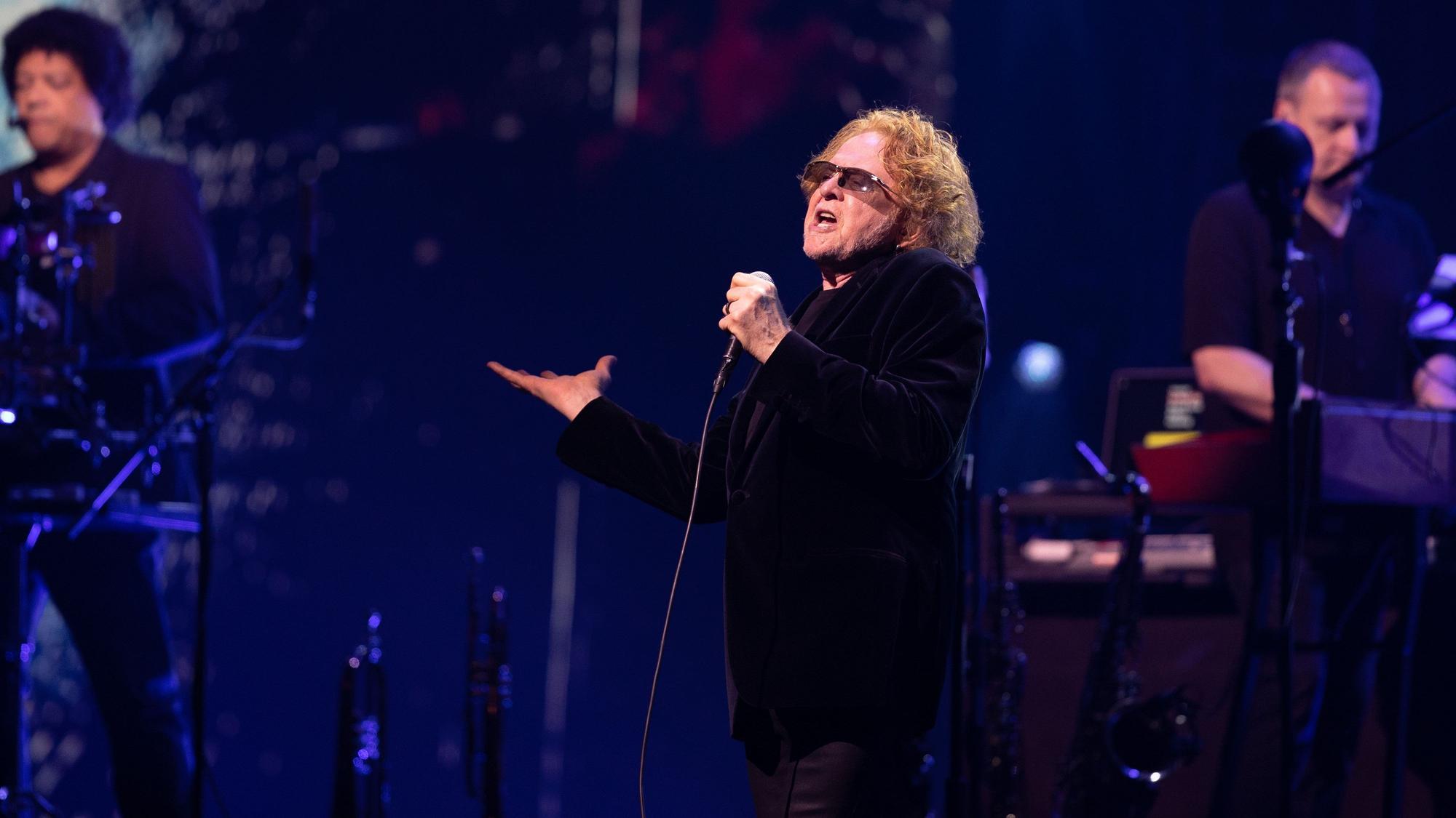 Mick Hucknall von Simply Red auf der Bühne.
