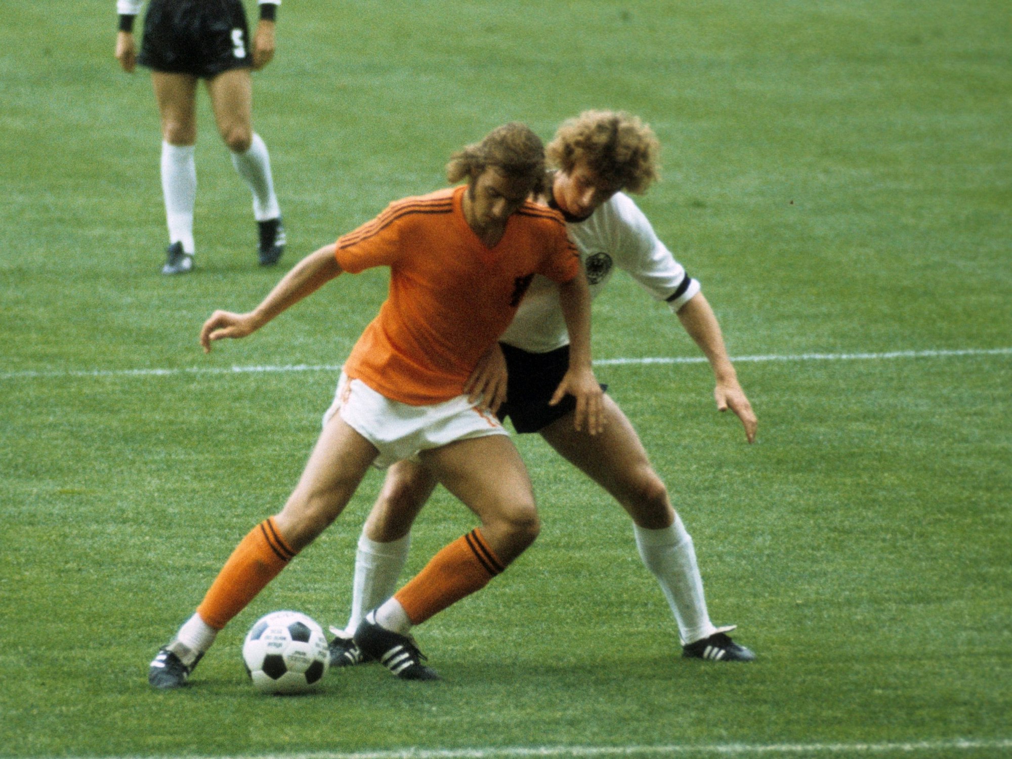 Johan Neeskens im WM-Finale 1974 im Duell um den Ball mit Rainer Bonhof.