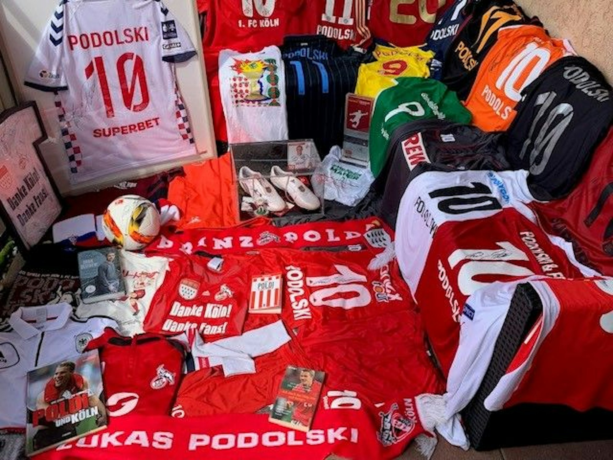 Dominic Willms zeigt seine Poldi-Sammlung.