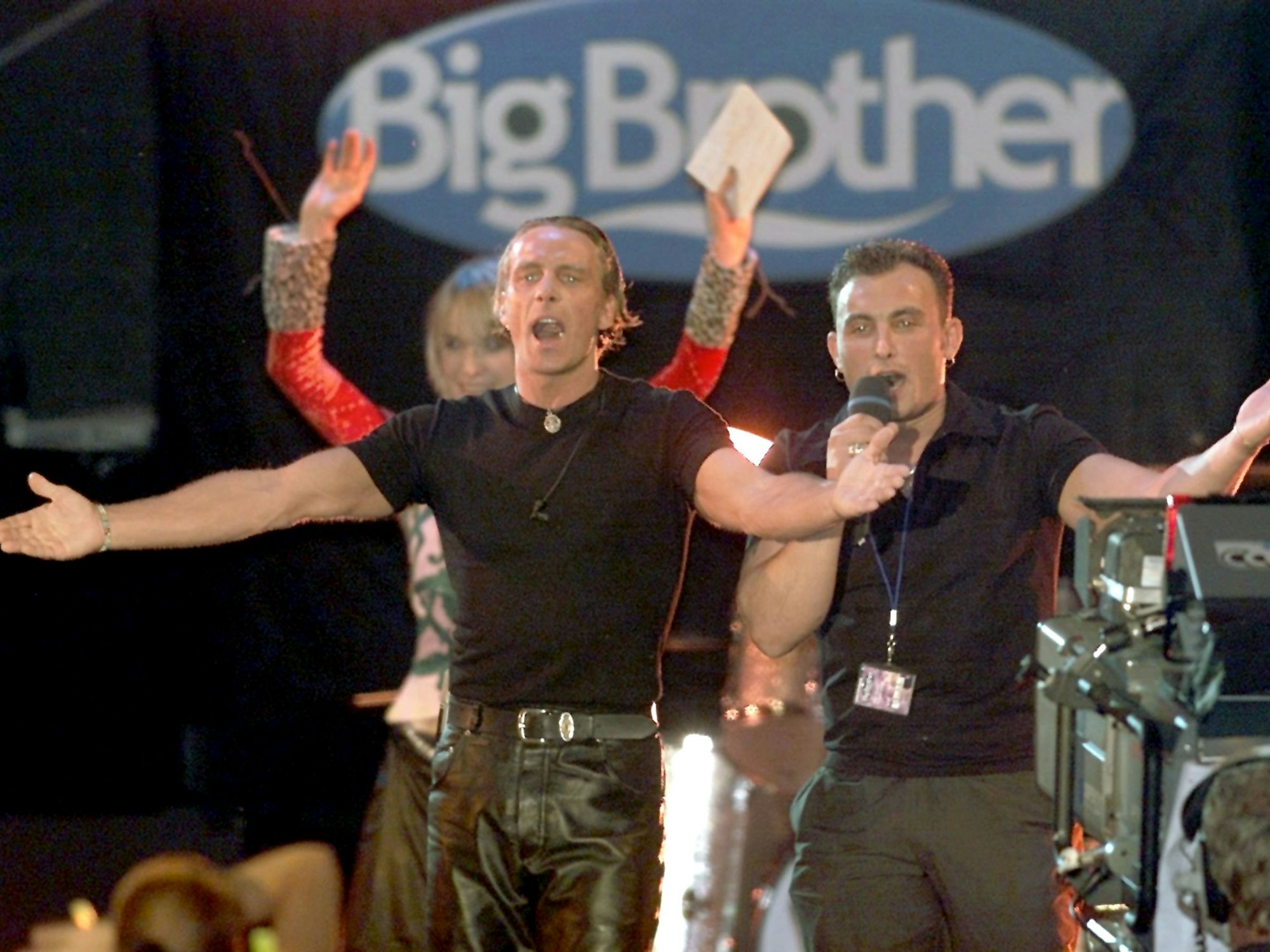 Jürgen Milski (links) und Zlatko, ehemalige Bewohner des ersten „Big Brother“-Containers winken bei der Party zum Finale der RTL II-Fernsehshow „Big Brother“ den wartenden Fans zu.