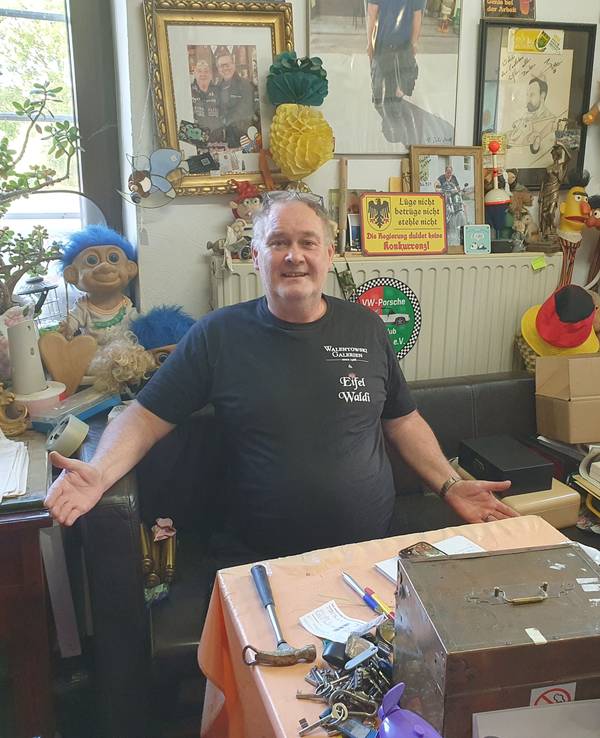 „Bares für Rares“-Star Walter Lehnertz in seinem Antik-Geschäft im Eifel-Örtchen Krekel.