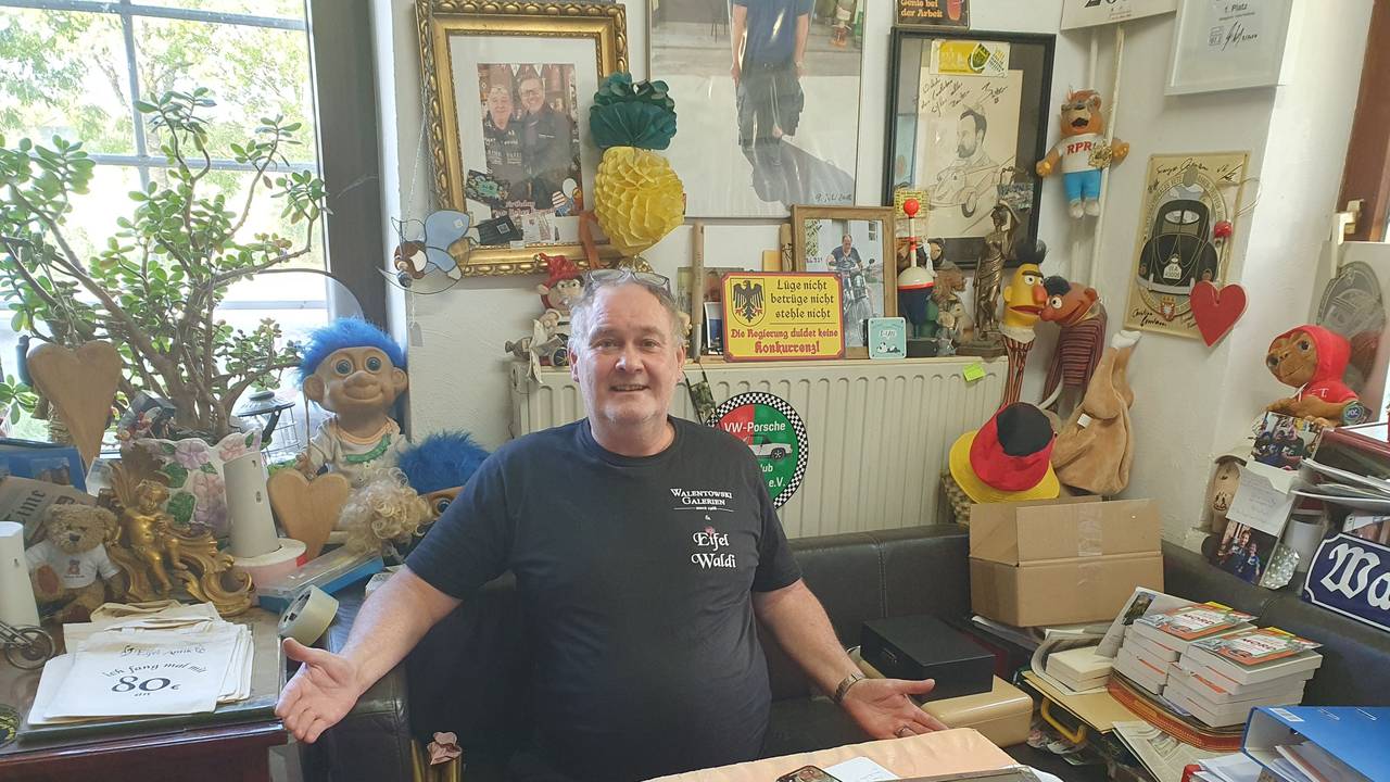 „Bares für Rares“-Star Walter Lehnertz in seinem Antik-Geschäft im Eifel-Örtchen Krekel.