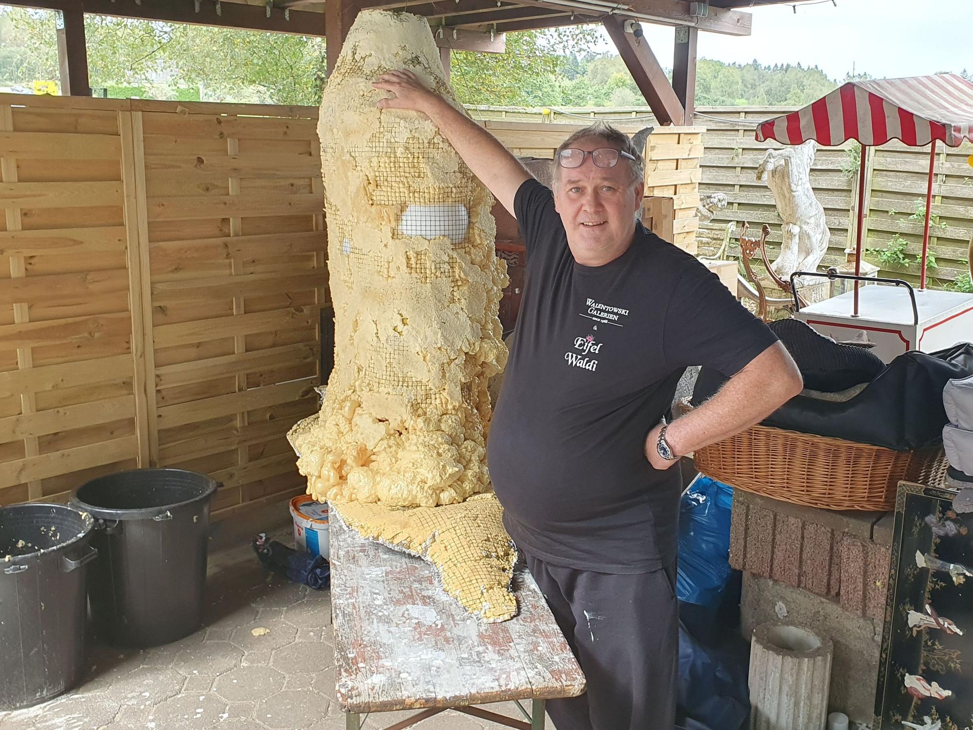 Waldi in seinem Atelier beim Modellieren